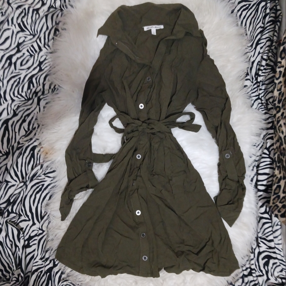 Derek Heart Tops - Derek Heart Women tie olive green button Down long shirt